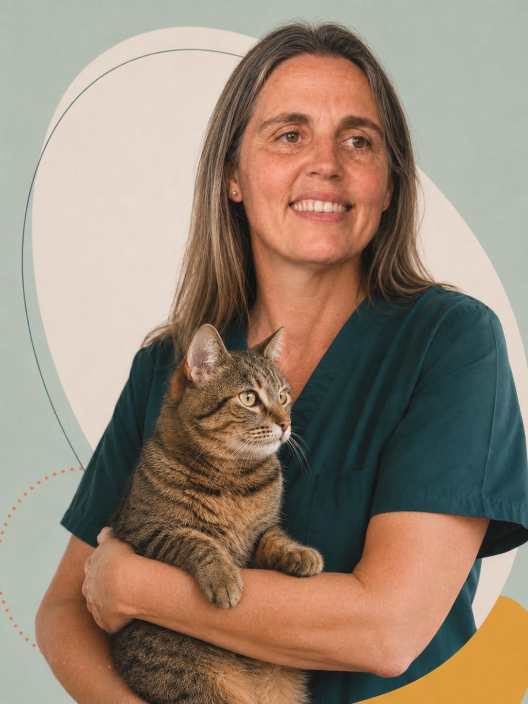 Eva Español sosteniendo un gato atigrado
